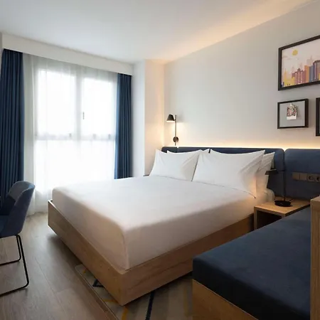 Hampton By Hilton Malaga Martiricos Hotel Exterior photo
