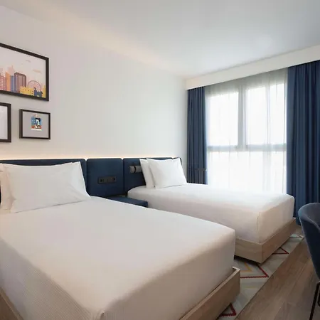 Hampton By Hilton Malaga Martiricos Hotel Exterior photo
